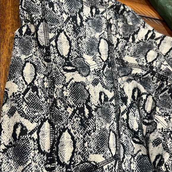 Calia by Carrie Black and White Snake Print Leggings Large w/ pockets NWOT - Picture 3 of 3